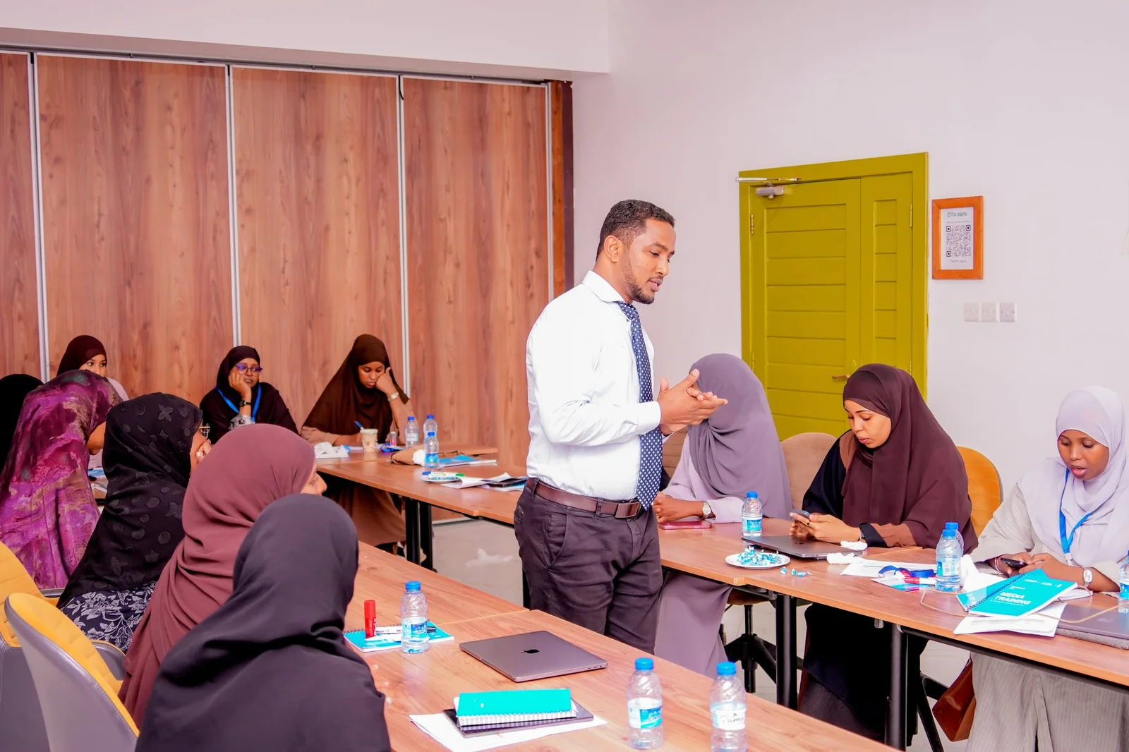 A facilitator leading a Training of Trainers session for Bilan Media participants.