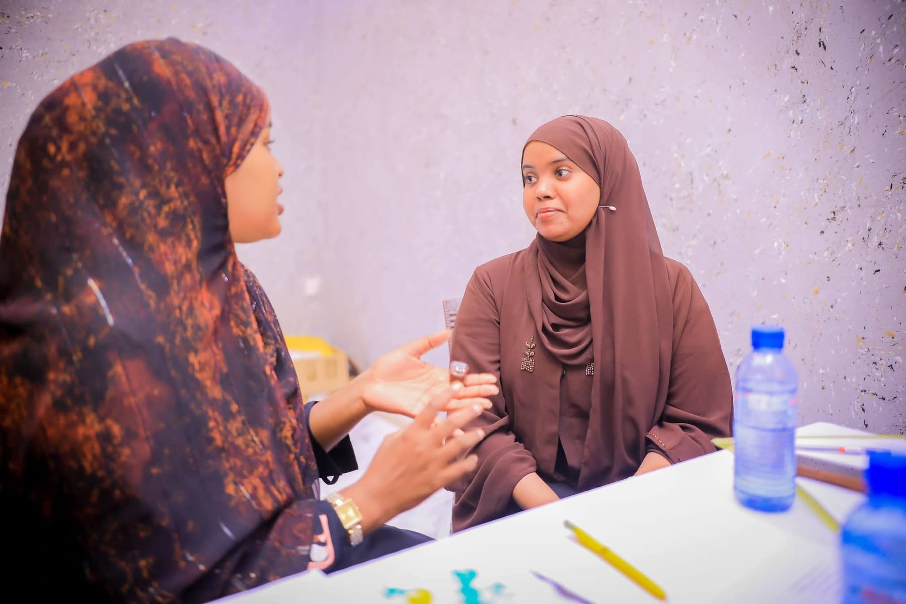 Two colleagues in conversation during a Heen Media dialogue session